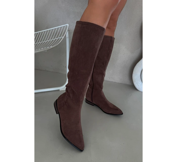 Dámské semišové kozačky na nízkém podpatku model 21848558 – hnědé - Kesi