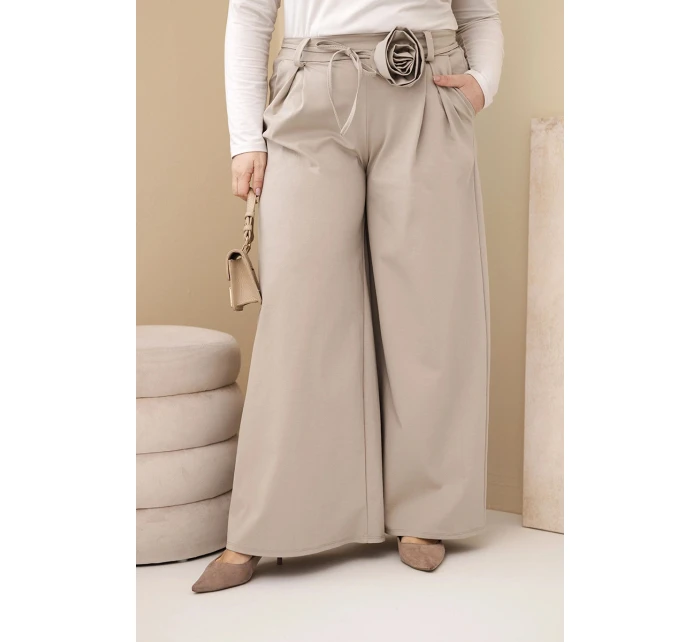 Dámské kalhoty Plus Size s širokou nohavicí a ozdobným květem v pase béžové