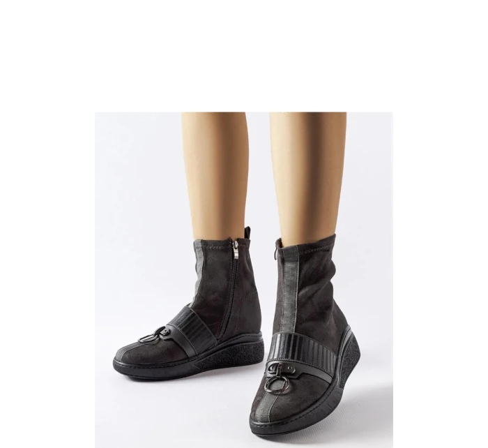 Boty na klínovém podpatku model 206514 Solea Boty na klínovém podpatku model 206514 Solea