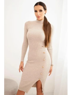 Dámská pletená šaty s rolákem a ozdobnými knoflíky béžová