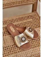 Kožené sandály s ozdobou na plochém podpatku Zazoo model 21682450 zlaté - Boto