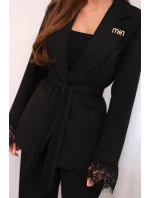 Dámská sako s páskem a krajkovým model 21774837 rukávů černá - K-Fashion Dámská sako s páskem a krajkovým model 21774837 rukávů černá - K-Fashion