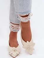 Dámské sandály na nízkém podpatku s dekorativním květem Jasnobeżowe Telivette