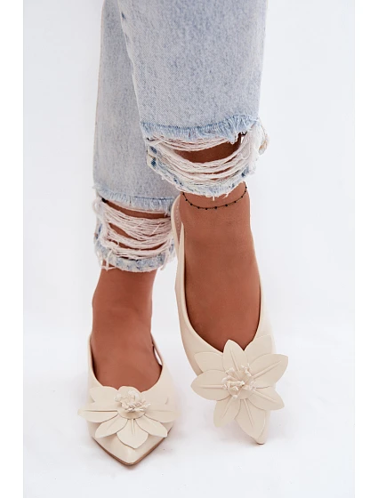 Dámské sandály na nízkém podpatku s dekorativním květem Jasnobeżowe Telivette