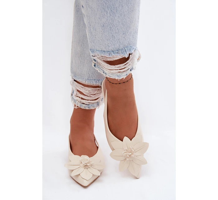Dámské sandály na nízkém podpatku s dekorativním květem Jasnobeżowe Telivette