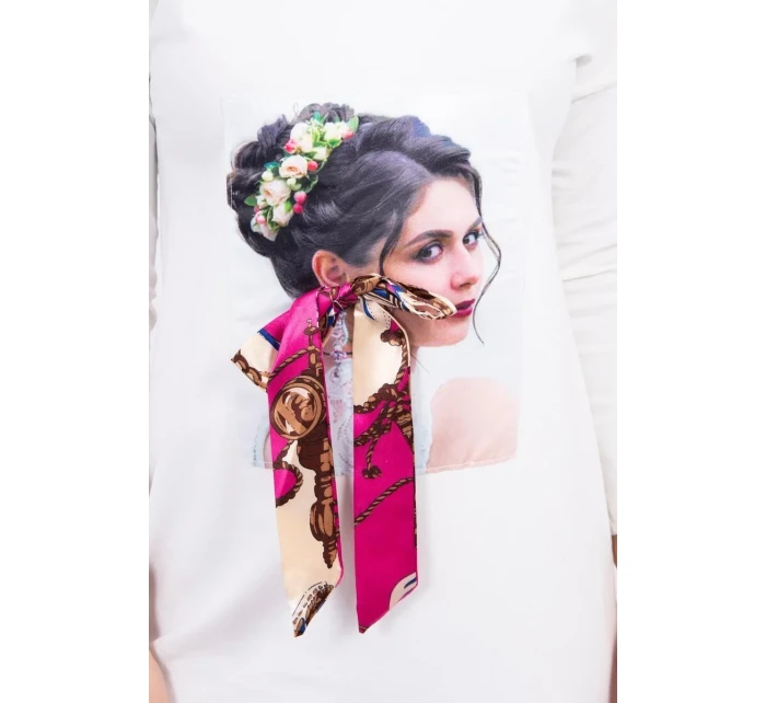 Šaty s model 18744102 a barevnou 3D mašlí ecru - K-Fashion Šaty s model 18744102 a barevnou 3D mašlí ecru - K-Fashion