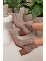 Dámské perforované kotníkové boty na podpatku s vzorem a zlatým sponou tmavě béžové model 22009815 - Boto