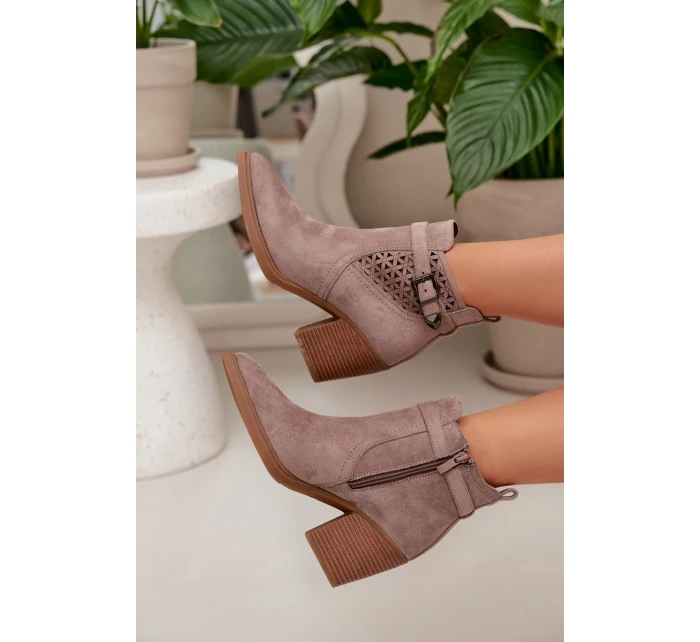 Dámské perforované kotníkové boty na podpatku s vzorem a zlatým sponou tmavě béžové model 22009815 - Boto