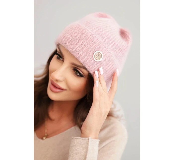 Dámská zimní čepice model 21441776 s ozdobným knoflíkem pudrově růžová - K-Fashion Dámská zimní čepice model 21441776 s ozdobným knoflíkem pudrově růžová - K-Fashion