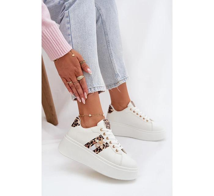 Dámské tenisky na platformě s přezkou Bílá leopardí vzor model 21918943 - Boto Dámské tenisky na platformě s přezkou Bílá leopardí vzor model 21918943 - Boto