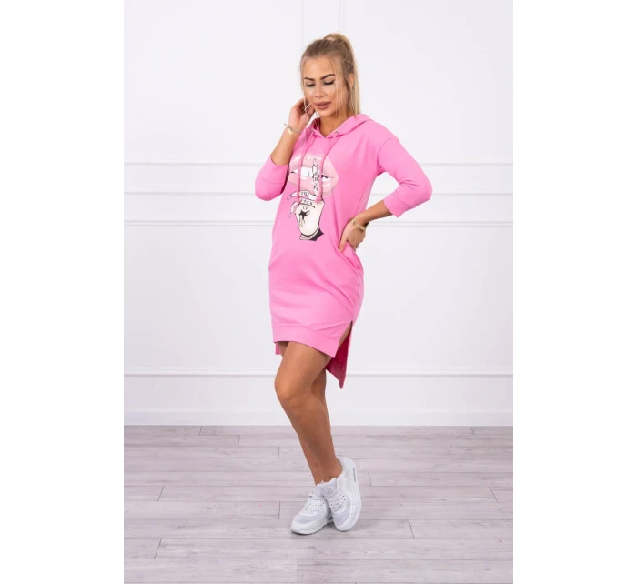 Šaty s delšími zády a barevným světle růžovým potiskem