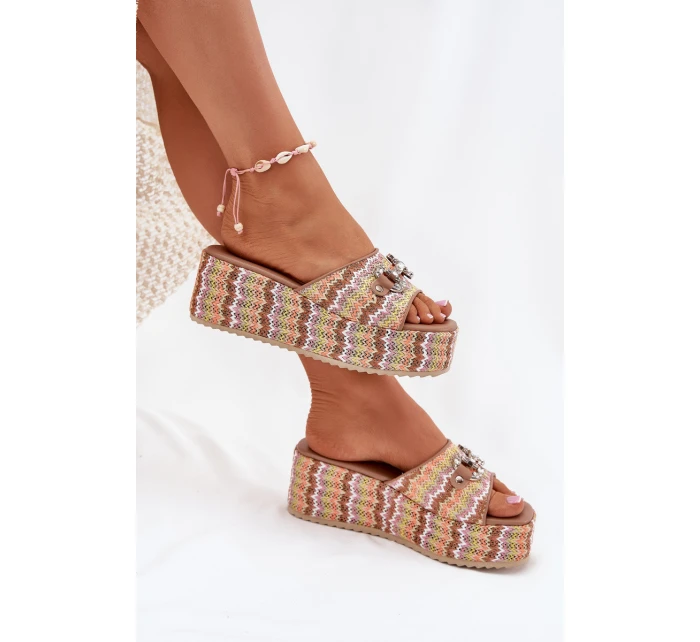 Dámské Sandały Na Klínu S Pletením A Ozdobou Multikolor Isolene Dámské Sandały Na Klínu S Pletením A Ozdobou Multikolor Isolene