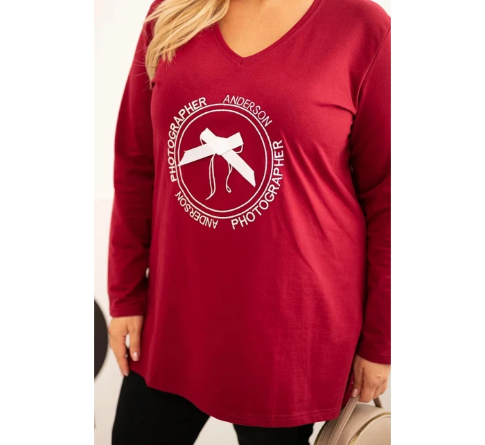 Dámská blůza s delším zadním dílem a potiskem bordová Dámská blůza s delším zadním dílem a potiskem bordová