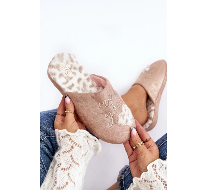 Lesklé dámské pantofle růžové model 21641371 - Boto Lesklé dámské pantofle růžové model 21641371 - Boto