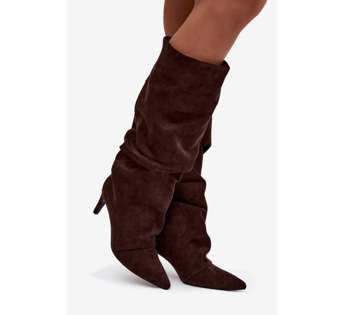 kozačky na jehlovém podpatku z eko semiše vyhřívané čokoládové model 21757792 - Boto