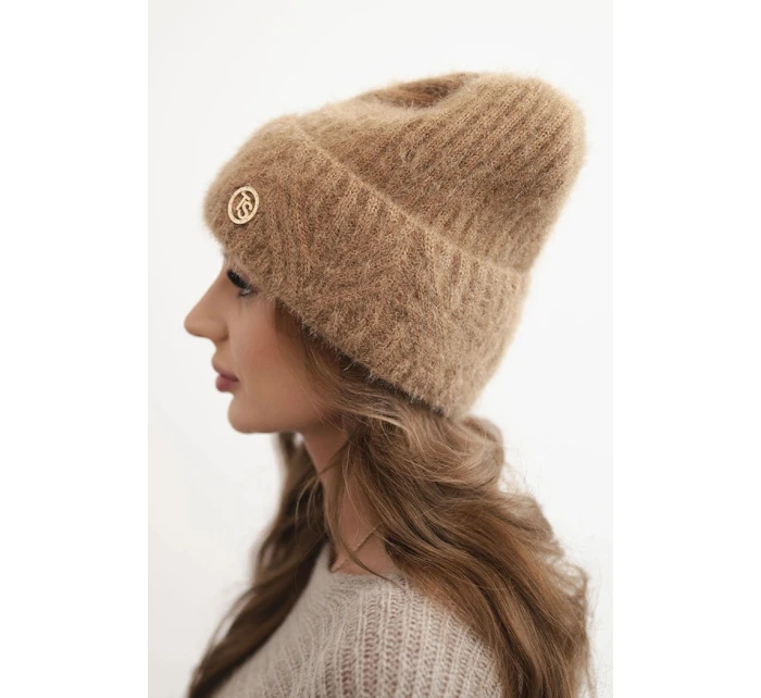 Dámská zimní čepice z huňaté příze a s model 21441804 knoflíkem camelová - K-Fashion
