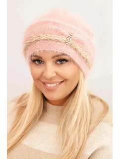 Dámská zimní čepice model 21441682 s perlami a ozdobným vzorem tmavě pudrově růžová - K-Fashion