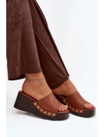 Dámské nazouváky na platformě se zlatými přezkami camel Arionne Dámské nazouváky na platformě se zlatými přezkami camel Arionne