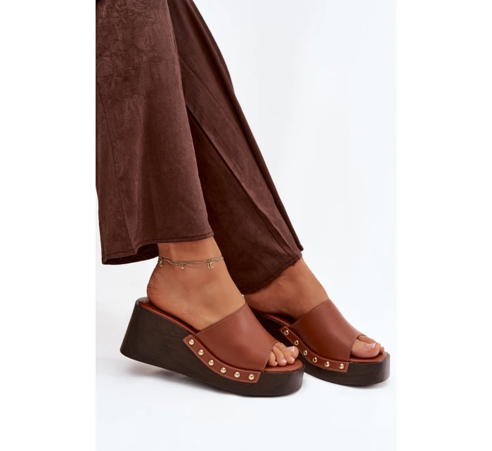 Dámské nazouváky na platformě se zlatými přezkami camel Arionne Dámské nazouváky na platformě se zlatými přezkami camel Arionne