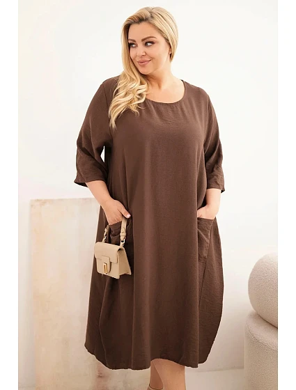 Dámské šaty plus size z viskózy s kapsami krátký rukáv hnědá Dámské šaty plus size z viskózy s kapsami krátký rukáv hnědá