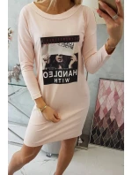 model 18744066 s pudrově růžovými šaty s potiskem - K-Fashion model 18744066 s pudrově růžovými šaty s potiskem - K-Fashion