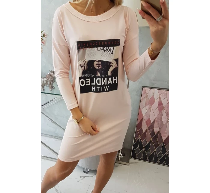 model 18744066 s pudrově růžovými šaty s potiskem - K-Fashion model 18744066 s pudrově růžovými šaty s potiskem - K-Fashion