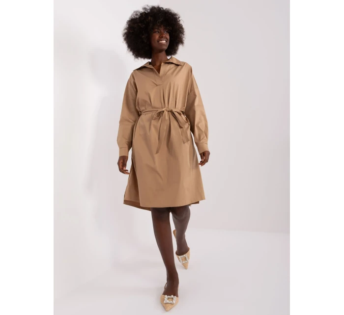 Sukienka CHA SK model 20129351 ciemny bezowy - FPrice Sukienka CHA SK model 20129351 ciemny bezowy - FPrice