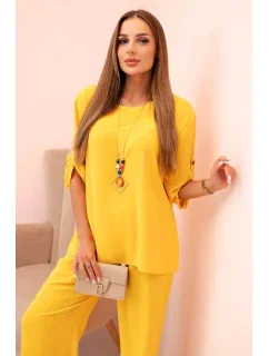 Dámský komplet s halenkou s náhrdelníkem a širokými nohavicemi žlutý