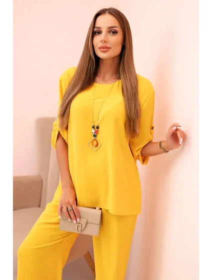 Dámský komplet s halenkou s náhrdelníkem a širokými nohavicemi žlutý Dámský komplet s halenkou s náhrdelníkem a širokými nohavicemi žlutý