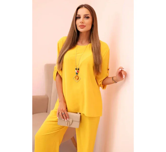Dámský komplet s halenkou s náhrdelníkem a širokými nohavicemi žlutý Dámský komplet s halenkou s náhrdelníkem a širokými nohavicemi žlutý