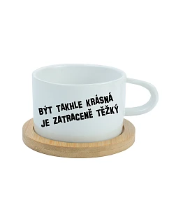 BÝT TAKHLE KRÁSNÁ JE ZATRACENÉ TEŽKÝ - bílý hrníček makronka 200 ml