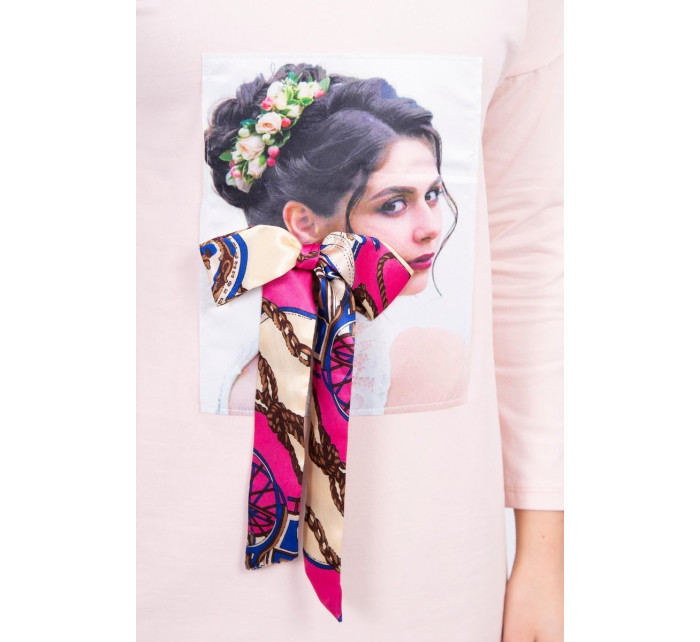Šaty s grafikou a barevnou mašlí 3D pudrově růžové