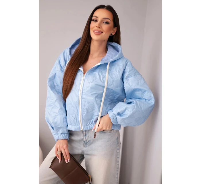 Dámská prošívaná bunda s kapucí a ozdobným květinovým model 21998366 modrá - K-Fashion