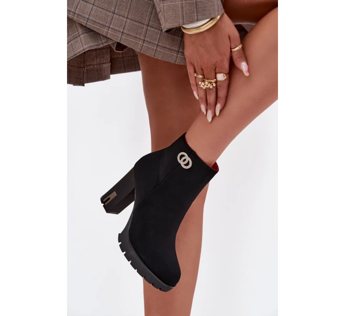 Zateplené dámské kotníkové boty na podpatku s ozdobným detailem černé Vessara