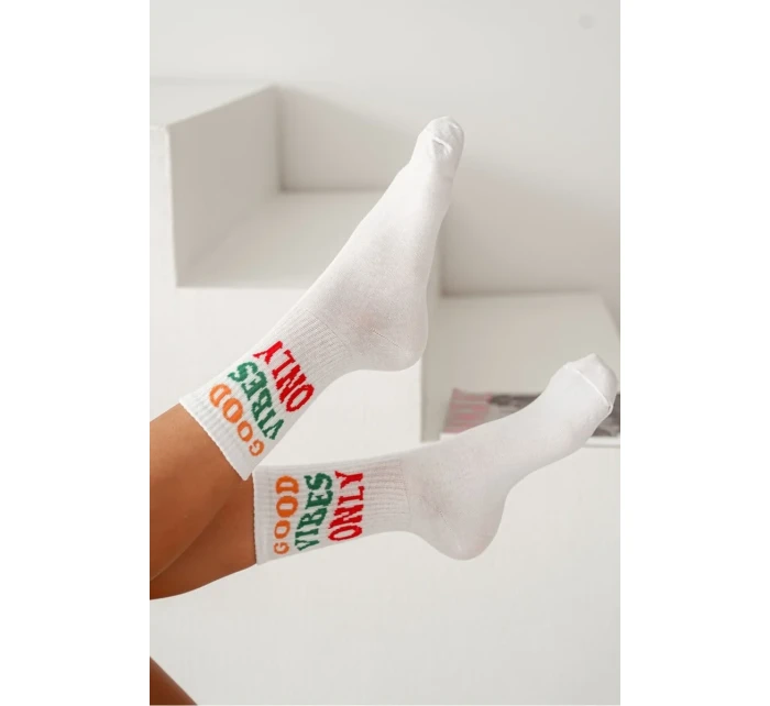 Skarpetki Damskie Z Napisem Good Vibes Only Białe Skarpetki Damskie Z Napisem Good Vibes Only Białe