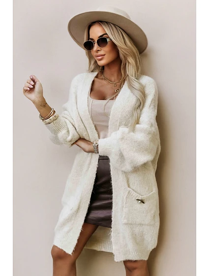 Módní oversize svetr s ozdobnou broží a kapsami béžový model 21322456 - numoco basic Módní oversize svetr s ozdobnou broží a kapsami béžový model 21322456 - numoco basic