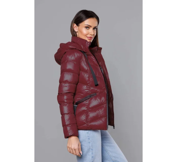 Krátká dámská zimní bunda v třešňové barvě (23066-7)
