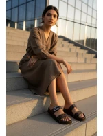 Dámské pantofle s zlatým sponou hnědé model 21898353 - Boto Dámské pantofle s zlatým sponou hnědé model 21898353 - Boto