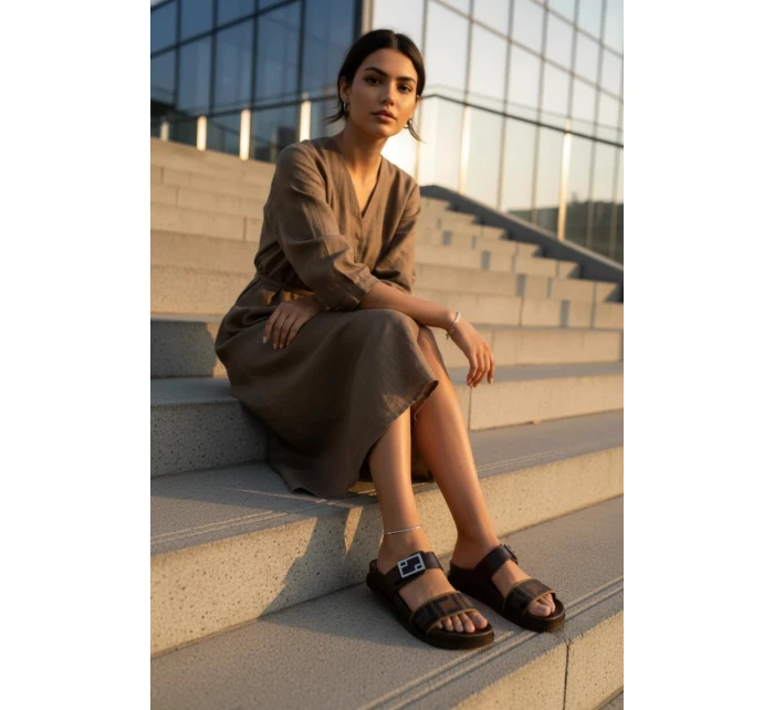 Dámské pantofle s zlatým sponou hnědé model 21898353 - Boto Dámské pantofle s zlatým sponou hnědé model 21898353 - Boto