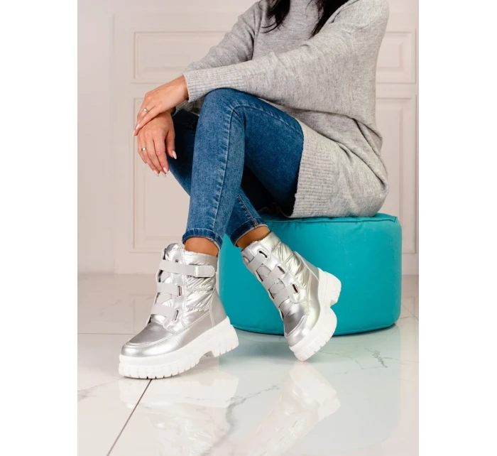 Krásné dámské šedo-stříbrné sněhule na plochém podpatku Krásné dámské šedo-stříbrné sněhule na plochém podpatku