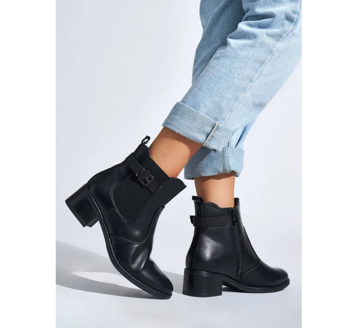 Klasické kotníčkové boty černé dámské na širokém podpatku Klasické kotníčkové boty černé dámské na širokém podpatku