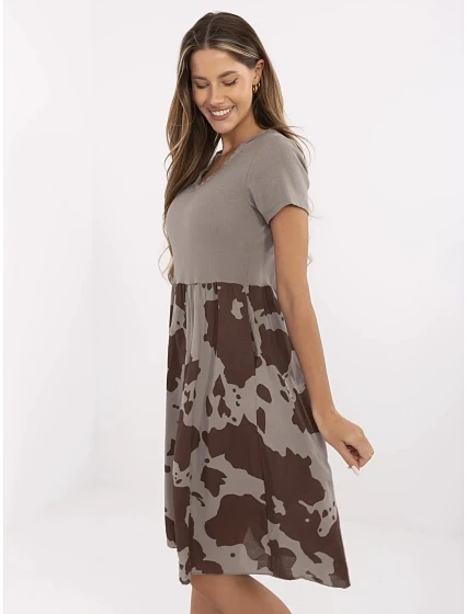 Sukienka DHJ SK model 21142065 ciemny bezowy - FPrice Sukienka DHJ SK model 21142065 ciemny bezowy - FPrice