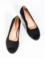 Komfortní černé dámské  lodičky na klínku Komfortní černé dámské  lodičky na klínku