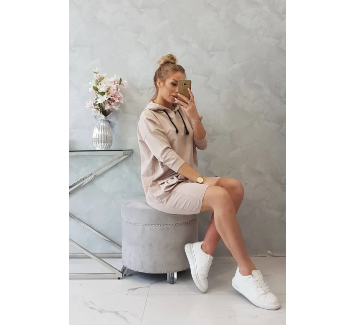 Béžové šaty s kapucí