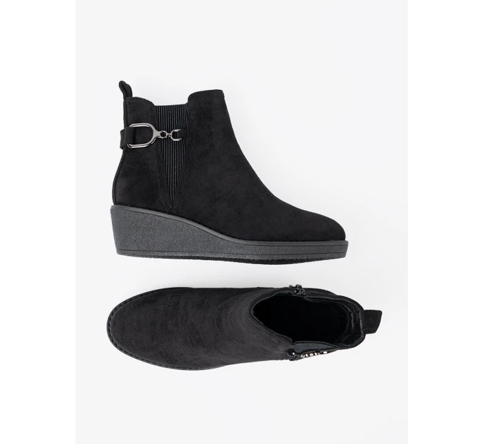 Praktické dámské černé kotníčkové boty na klínku Praktické dámské černé kotníčkové boty na klínku