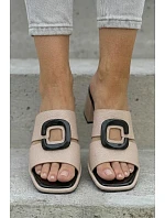 Dámské pantofle s výřezem a přezkou na podpatku model 22076973 Béžové - VINCEZA