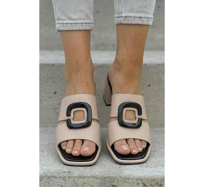 Dámské pantofle s výřezem a přezkou na podpatku model 22076973 Béžové - VINCEZA