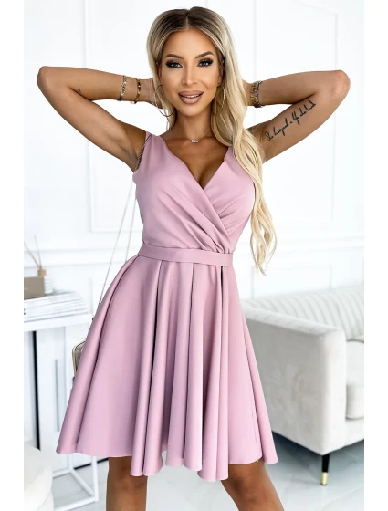 Dámské šaty ve špinavě růžové barvě s delším zadním výstřihem a páskem model 18794997 - numoco