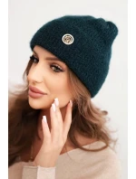 Dámská zimní čepice model 21441766 s ozdobným knoflíkem mořská - K-Fashion Dámská zimní čepice model 21441766 s ozdobným knoflíkem mořská - K-Fashion