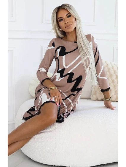 577-1 Svetrové trapézové šaty s krajkou - béžové s černobílým vzorem